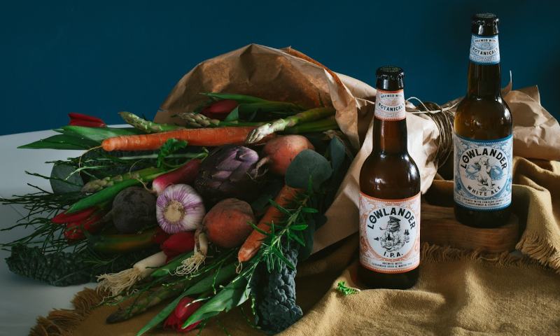 Lowlander botanisch boeket en twee flesjes  bier ernaast